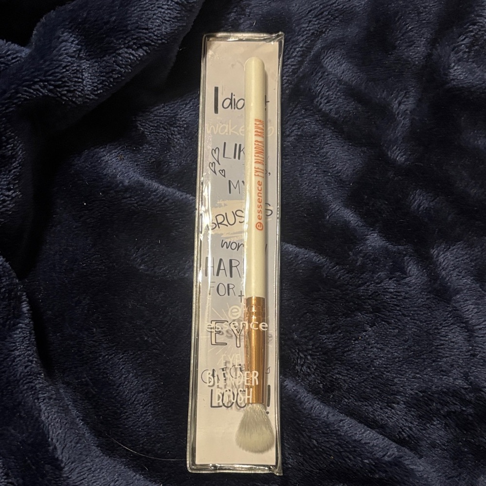 Essence White and Gold Eye Blender Brush